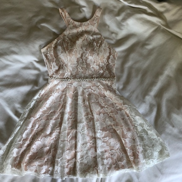 Lace Dress with Pearl Detail; Size 8 - Picture 5 of 9